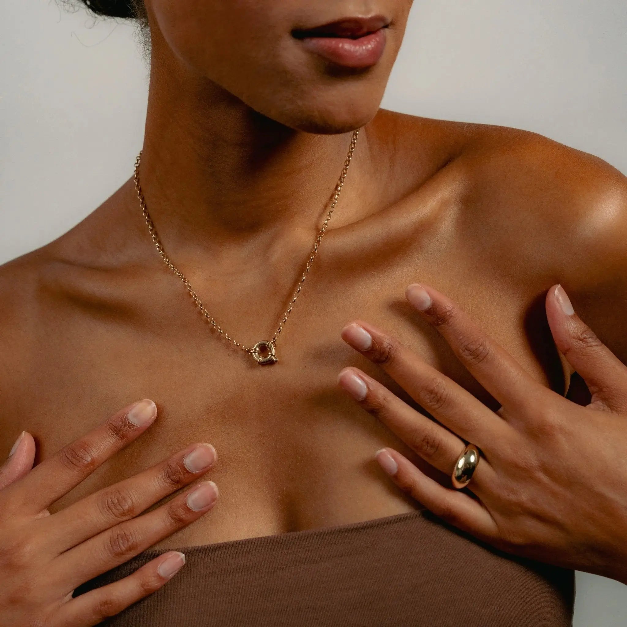 Hosier Necklace in 9ct solid gold, close-up of chain texture detail | Glasaje