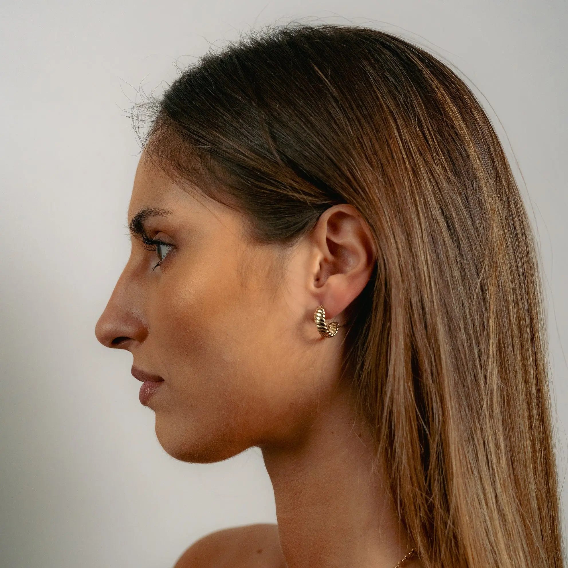 Close-up of Lune Hoops in solid 9ct gold, minimal hoop profile | Glasaje