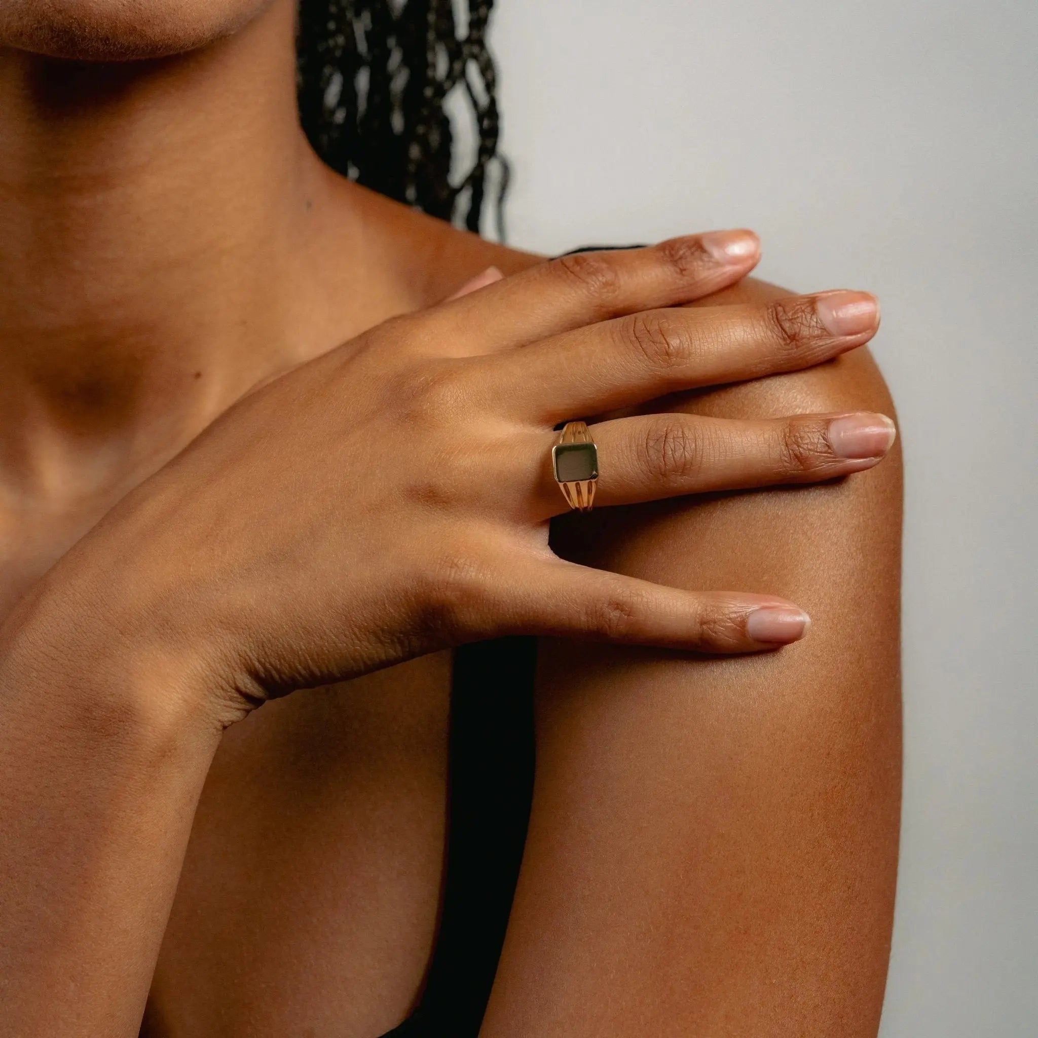 Signet Ring 9ct solid gold, wide flat face detail close-up | Glasaje