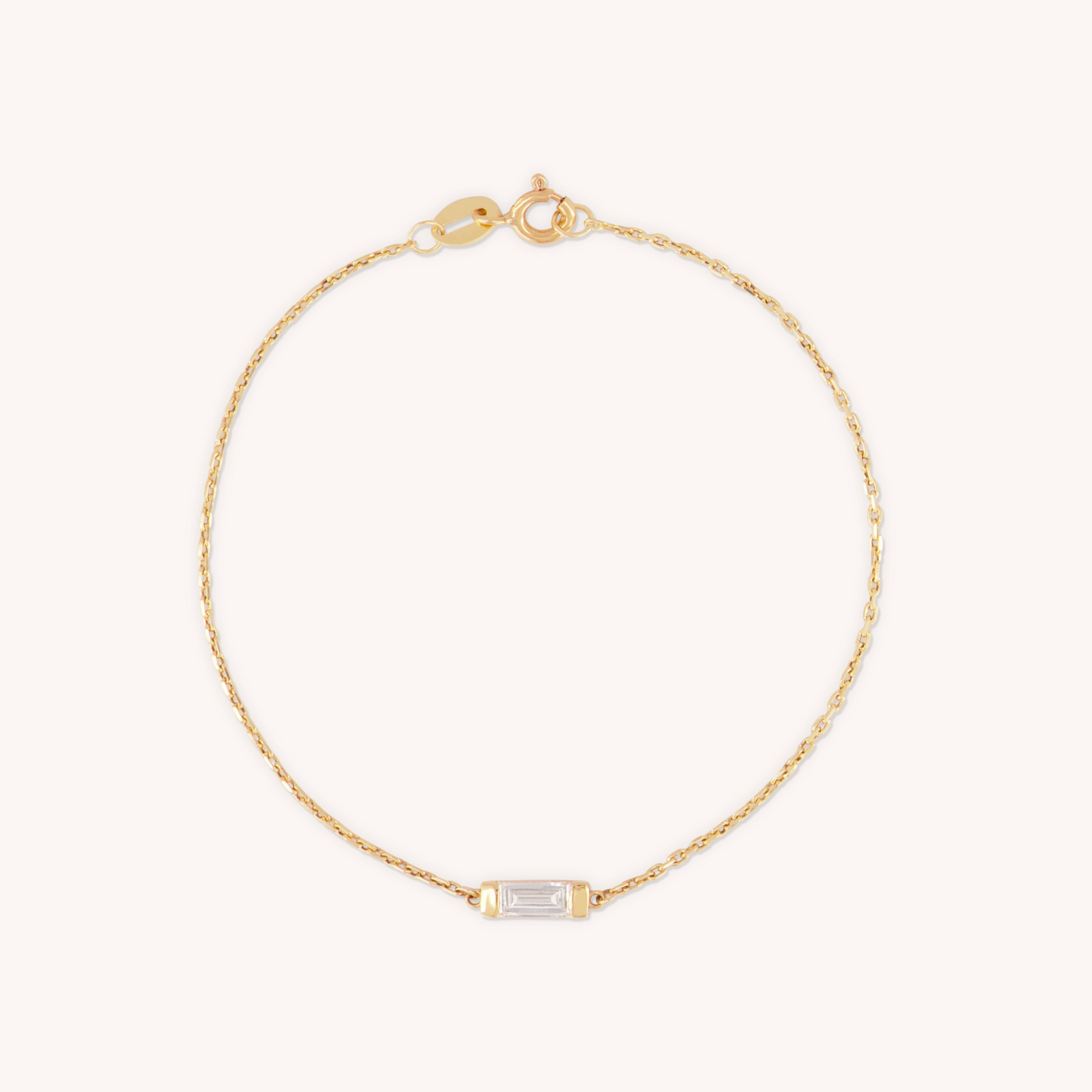 The Glasâje Siglo Bracelet features a small rectangular ethical diamond in a simple bezel on a solid gold link chain, shown against a plain light background.
